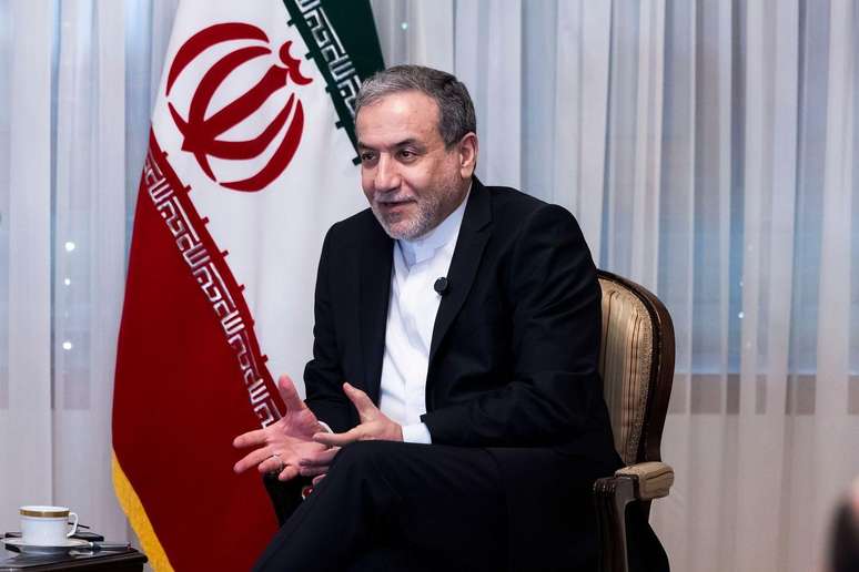 O ministro iraniano Seyed Abbas Araghchi em foto de 2024; ele condicionou cessar-fogo &agrave; ades&atilde;o de Israel