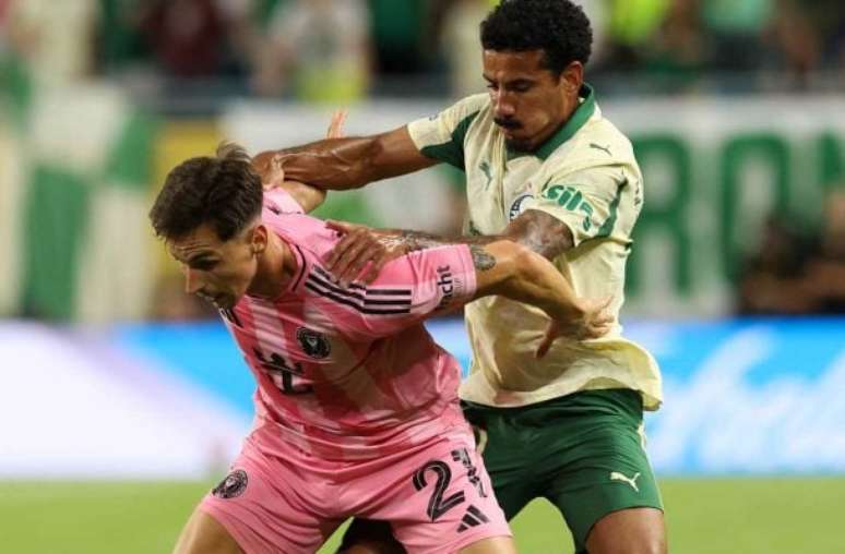 Flaco L&oacute;pez, do Palmeiras, disputa bola com F&aacute;lcon do Inter Miami.