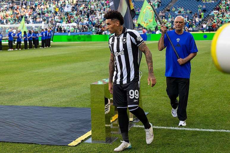 Jogadores entram individualmente no campo durante as partidas do Mundial de Clubes