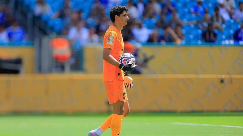 O goleiro do Al Hilal, Yassine Bounou, foi punido por segurar a bola por mais de oito segundos