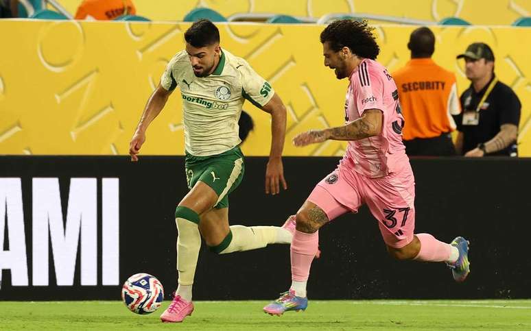 Flaco L&oacute;pez, do Palmeiras, disputa bola com F&aacute;lcon do Inter Miami.