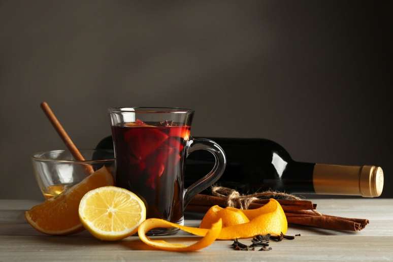 Learn to prepare the perfect hot wine for your June party