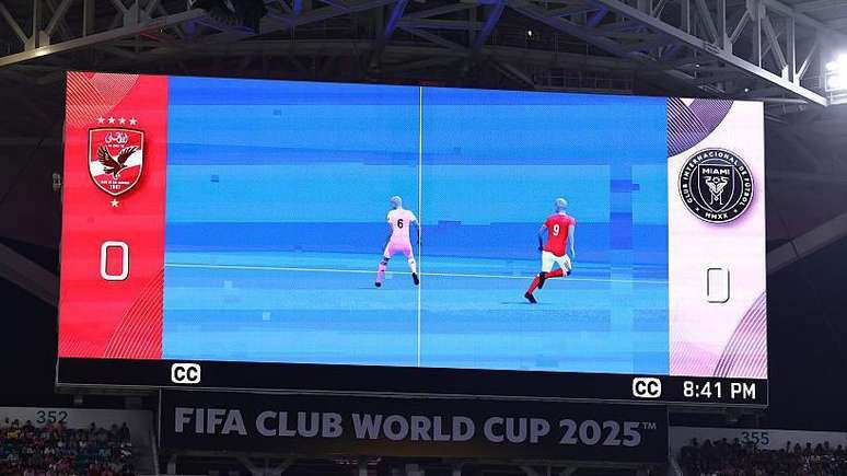 Impedimento semiautom&aacute;tico em uso durante o empate sem gols do Al Ahly com o Inter e Miami