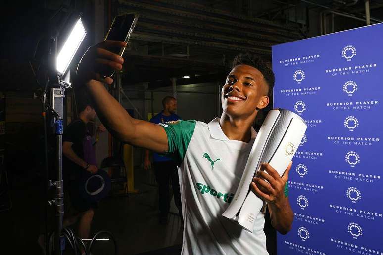 Estev&atilde;o, do Palmeiras, recebeu o pr&ecirc;mio de melhor jogador na partida do Palmeiras contra o Porto, que ficou 0 a 0