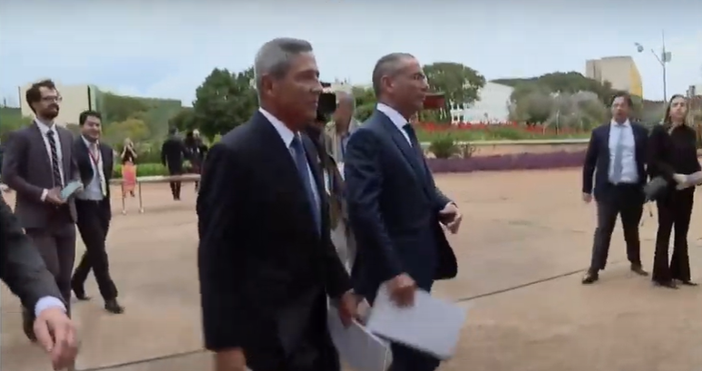 Braga Netto chega ao STF para acareação com Mauro Cid