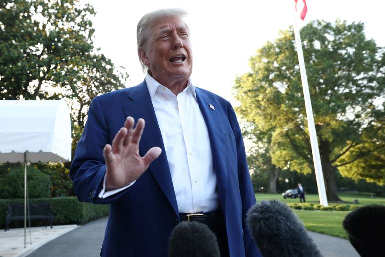 Presidente dos EUA, Donald Trump, fala com repórteres na Casa Branca antes de partir para reunião de cúpula da Otan em Haia, na Holanda 24/06/2025