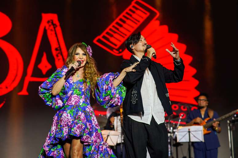 Elba se apresentou com Lu&atilde;, seu filho, em Campina Grande na segunda-feira, 23