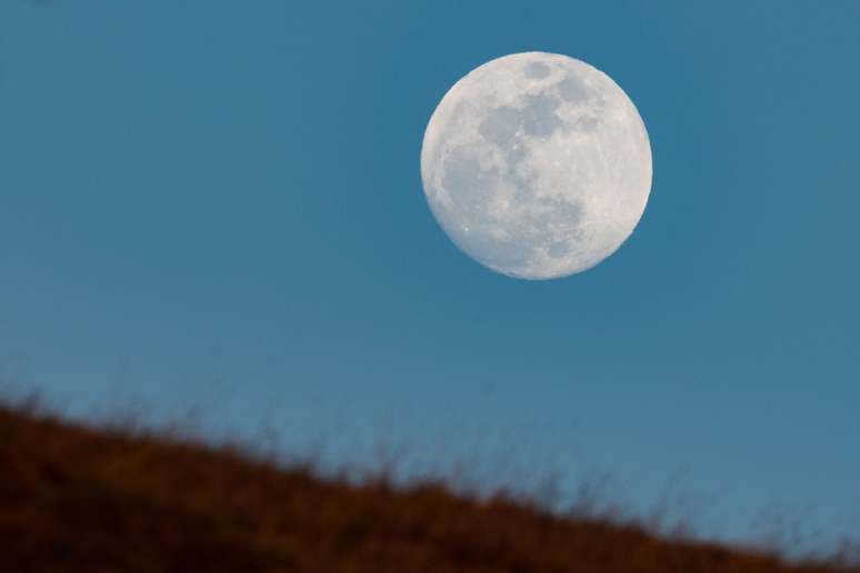 Lua é vista do solo da Itália