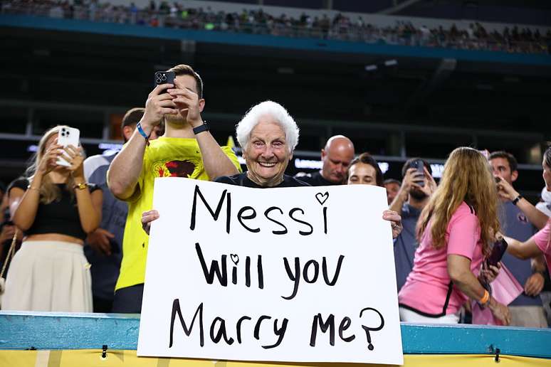 Torcedora leva cartaz para Messi