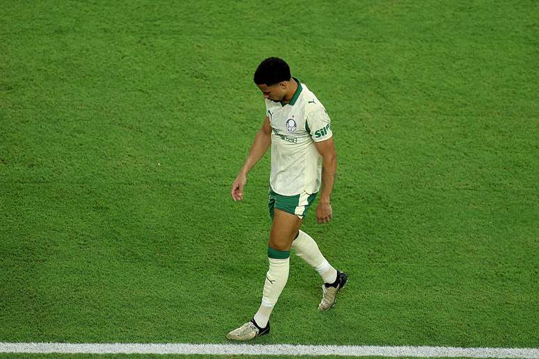 Murilo, do Palmeiras, deixa gramado com lesão