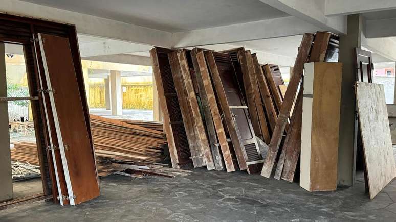 Portas retiradas dos apartamentos