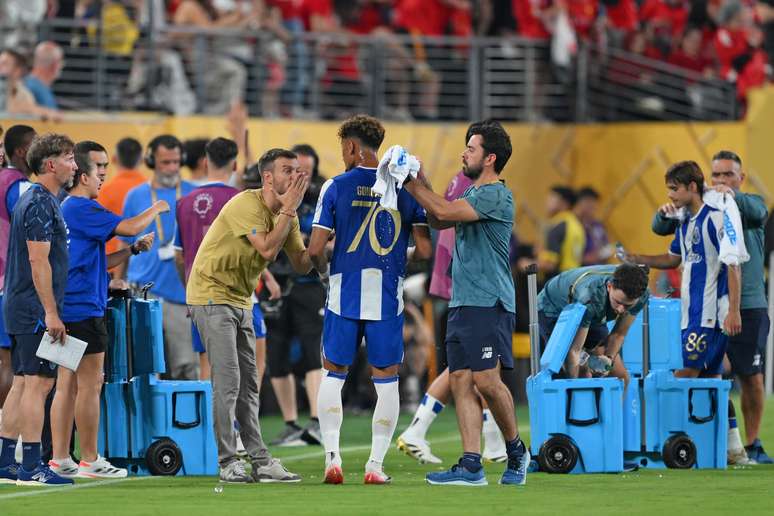 The Porto delegation is welcomed with protests after the elimination of the Club World Cup