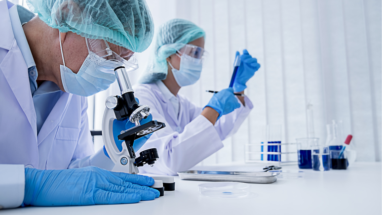 Diferentemente das biópsias, o adesivo com nanoagulhas coleta informações moleculares sem extrair pedaços de tecidos ou ferir a região