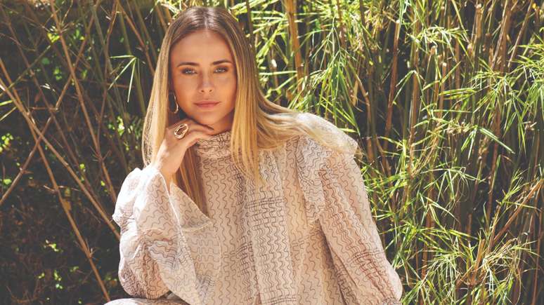 Juliana Silveira é capa da edição 782 da Manequim