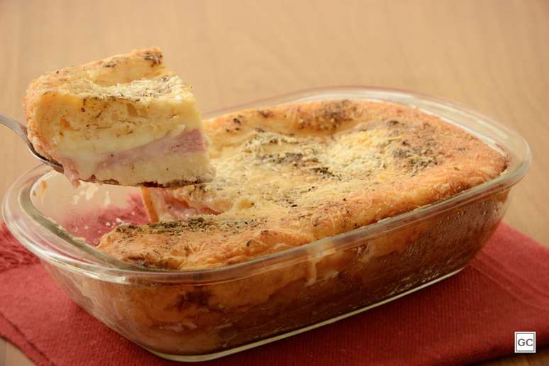 Sandwich cake on the plate: fast to do and delicious to eat