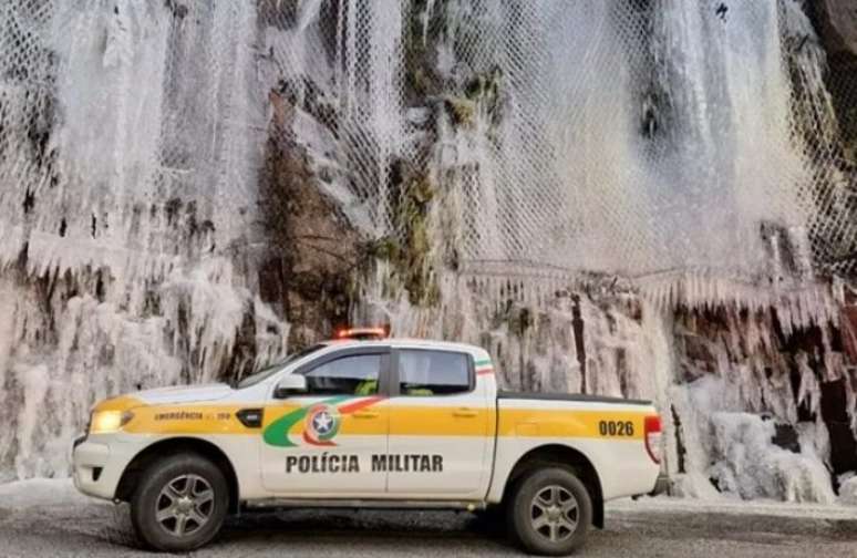 Paredão de gelo se forma na Serra do Rio do Rasto, em Santa Catarina, em meio à primeira frente fria do inverno de 2025.