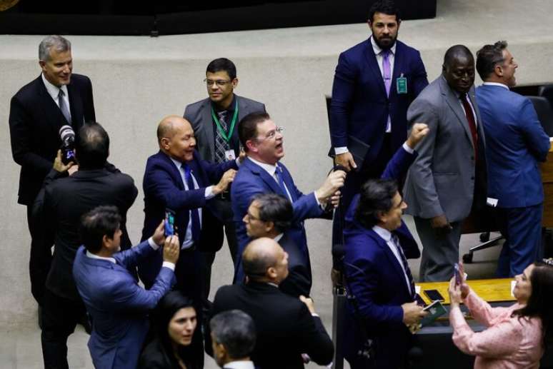 Deputados de oposição comemoram o resultado da votação da Câmara que impôs derrota ao governo ao reprovar decreto de aumento do IOF