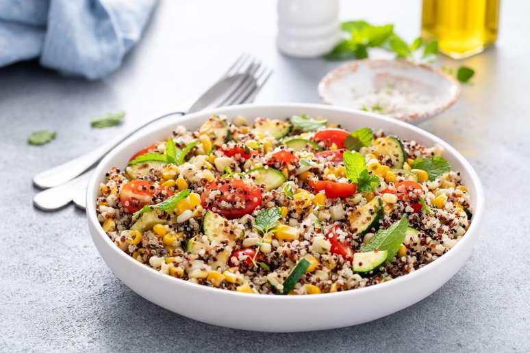 Salada morna de quinoa com abobrinha, milho-verde e tomate 