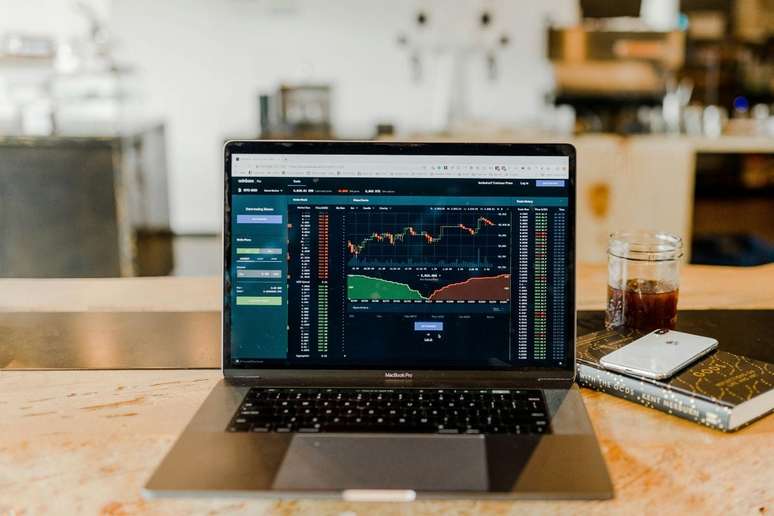 Ibovespa recua 1,02% e fecha o pregão aos 135 mil pontos.