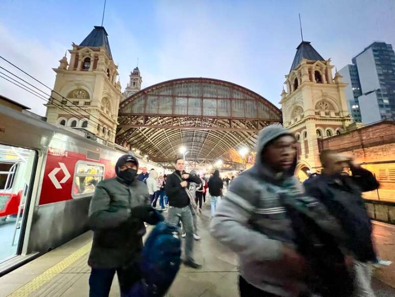 Usuários desembarcam na estação Luz, da CPTM, no centro da cidade, nesta manhã gelada de 25 de junho.