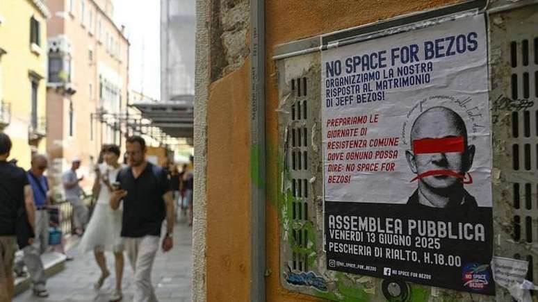 Os manifestantes protestaram sob o lema: 'N&atilde;o h&aacute; espa&ccedil;o para Bezos'