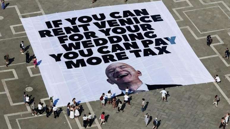 'Se voc&ecirc; pode alugar Veneza para seu casamento, pode pagar mais impostos', diz um cartaz em protesto a Jeff Bezos