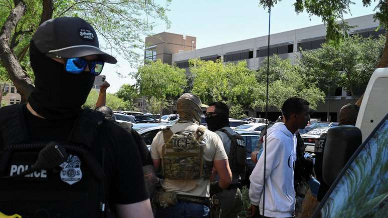 Agentes do ICE v&ecirc;m sendo criticados nos EUA por trabalharem mascarados ao realizar batidas contra imigrantes