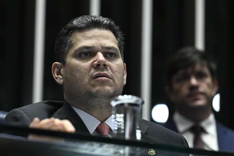 Davi Alcolumbre (União-AP) pautou em caráter especial a revogação do aumento do IOF no plenário do Senado Federal