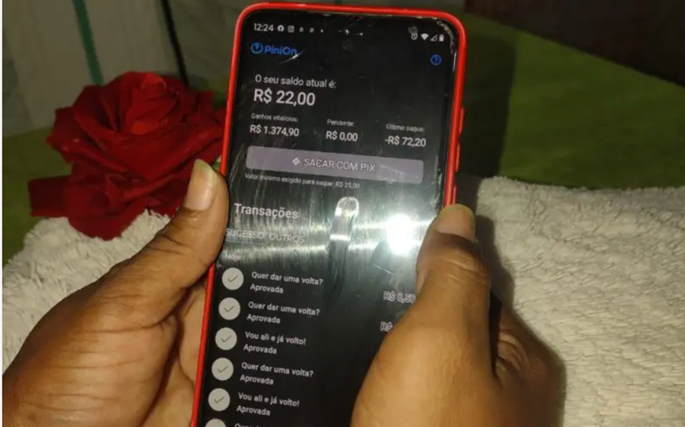 Trabalhadores ganham centavos por 'microtarefas' feitas pelo celular, que envolvem responder a pesquisas, fazer moderação de conteúdo, dentre outros