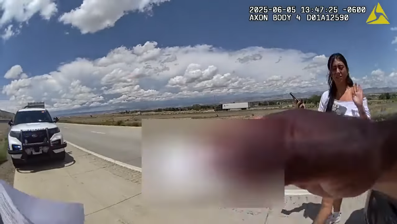 Imagem produzida pela c&acirc;mera corporal do agente Zwinck mostra o momento em que Caroline deixa o ve&iacute;culo que conduzia, para acompanh&aacute;-lo at&eacute; a viatura