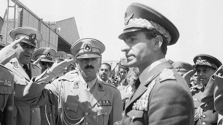 O x&aacute; Mohamed Reza Pahlavi (&agrave; direita) governou o Ir&atilde; de 1941 a 1979