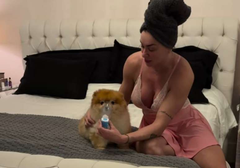 Juju Salimeni faz inala&ccedil;&atilde;o em seu cachorro