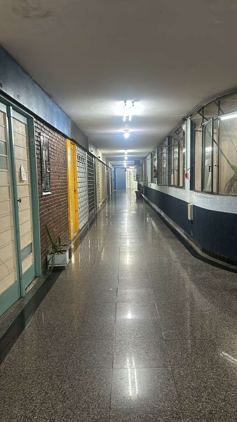 Estela foi levada para corredor vazio dentro de galeria