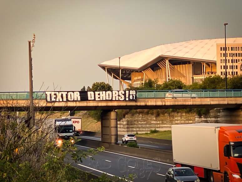 Organizada espalha cartazes contra John Textor 