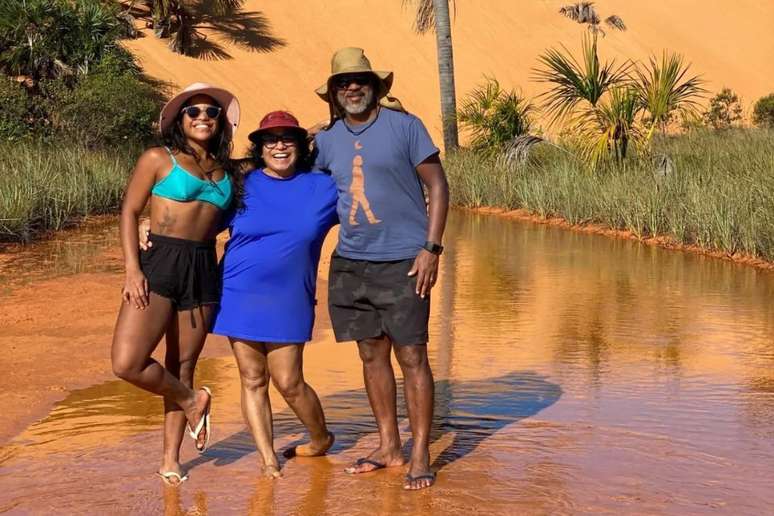 Juliana Marins, ao lado da mãe e do pai, Manoel Marins