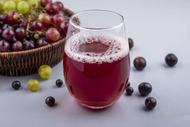 Entenda se o suco de uva faz mal para a saúde