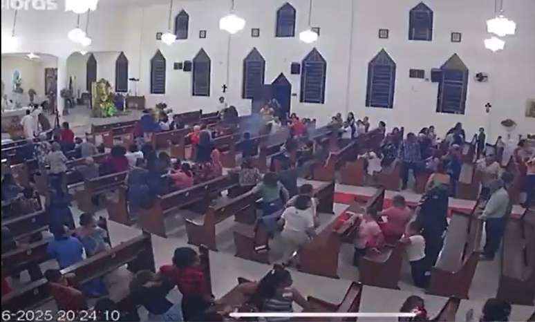 Rojão estorou próximo a algumas pessoas que estavam sentadas dentro da igreja