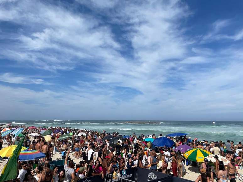 Praia de Ita&uacute;na fica lotada em etapa do Mundial de Surfe em Saquarema