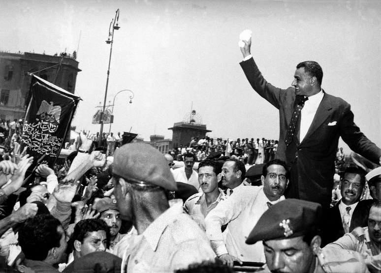O presidente eg&iacute;pcio Gamal Abdel Nasser anunciando a nacionaliza&ccedil;&atilde;o do Canal de Suez