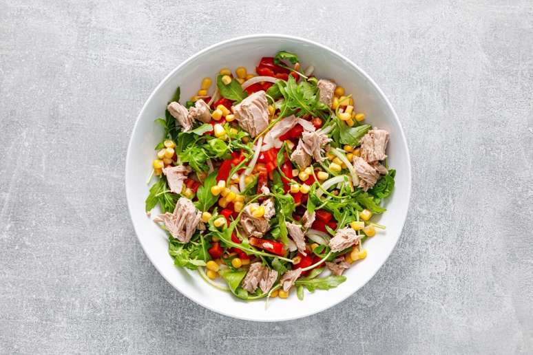 Tuna salad with rocket, green corn and pepper Tuna salad with rocket, green corn and pepper
