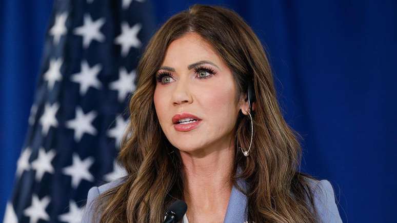 A secret&aacute;ria de Seguran&ccedil;a Nacional dos Estados Unidos, Kristi Noem, afirma que o novo centro de deten&ccedil;&atilde;o faz parte das iniciativas rent&aacute;veis e inovadoras do governo para p&ocirc;r em marcha seu projeto de deporta&ccedil;&atilde;o em massa