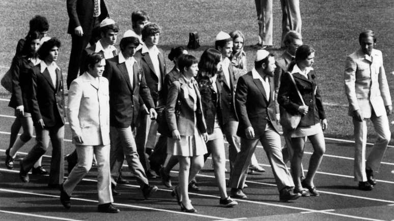 Membros da equipe israelense marcham no est&aacute;dio Ol&iacute;mpico de Munique em 1972