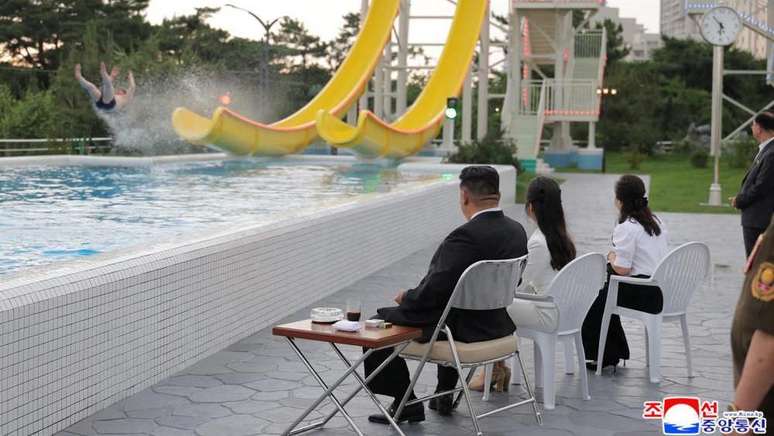 Kim Jong Un, acompanhado da filha, Kim Ju Ae, e da esposa, Ri Sol Ju, em um parque aqu&aacute;tico em Wonsan Kalma