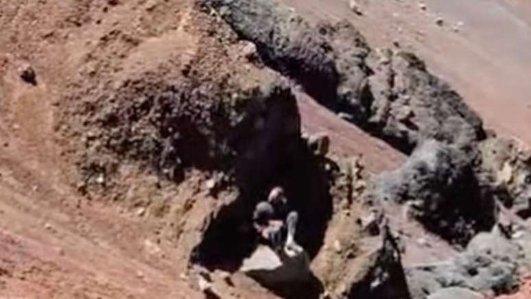 Em v&iacute;deo postado nas redes sociais de Farrell, &eacute; poss&iacute;vel ver o rochedo onde ele se agarrou para interromper a queda