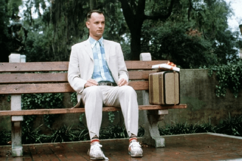 O filme “Forrest Gump” mistura emoção e história ao narrar as aventuras de um personagem cativante vivido por Tom Hanks 
