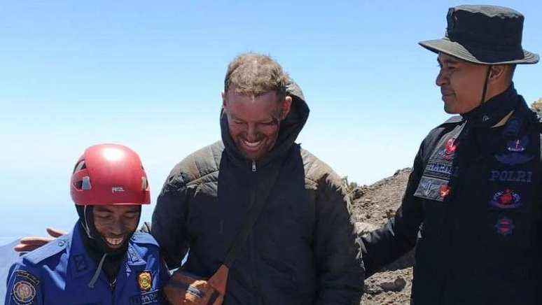 Farrell cumprimenta equipe que conseguiu resgat&aacute;-lo ap&oacute;s queda no vulc&atilde;o