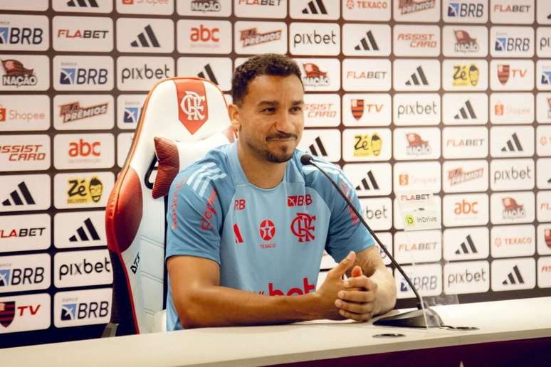 Danilo em coletiva pelo Flamengo