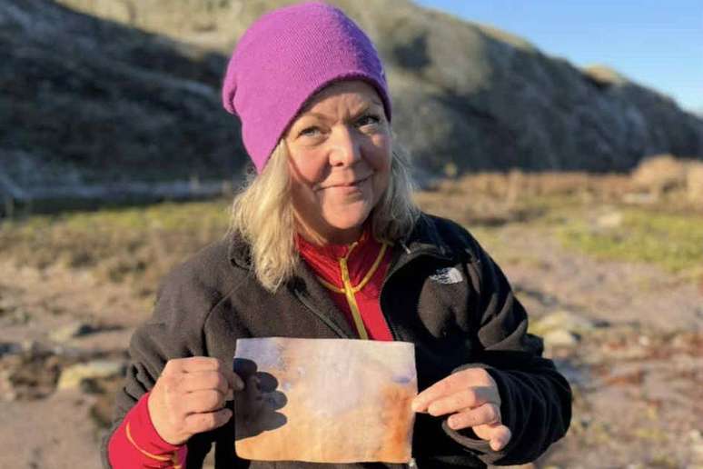 Asa Nilsson and a friend found the letter inside the bottle in the North Sea in Sweden Asa Nilsson and a friend found the letter inside the bottle in the North Sea in Sweden