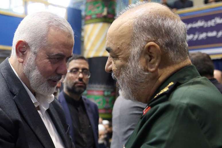 O ex-chefe do bra&ccedil;o pol&iacute;tico do Hamas, Ismail Haniyeh (&agrave; esquerda), cumprimenta o ex-comandante iraniano Hossein Salami (&agrave; direita) durante uma visita a Teer&atilde;