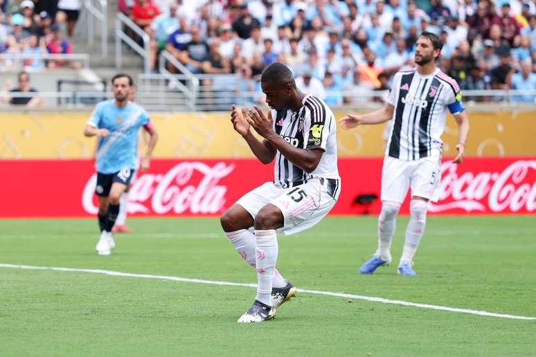 Kalulu depois de ter marcado o gol contra 